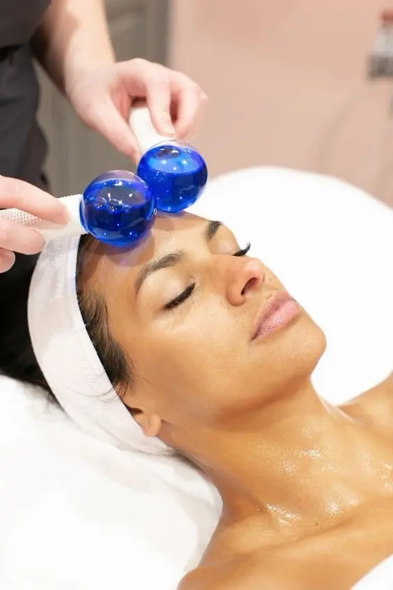 Entspannende Gesichtsbehandlung in der Silk Beautylounge